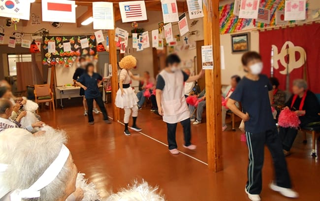 運動会でダンスをしている様子