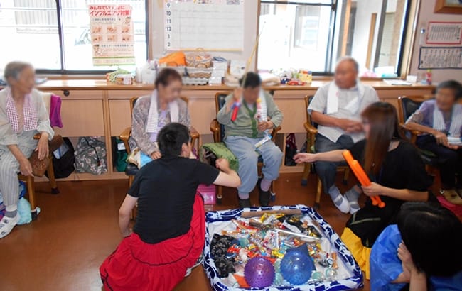 納涼祭でおもちゃ釣りをしている様子