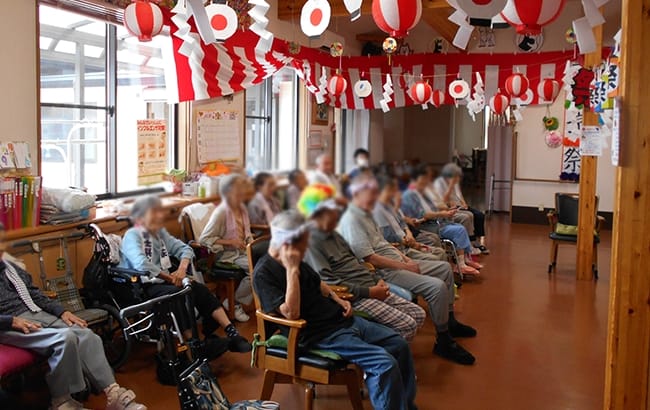 入居者の皆さんが笑顔で観覧している様子